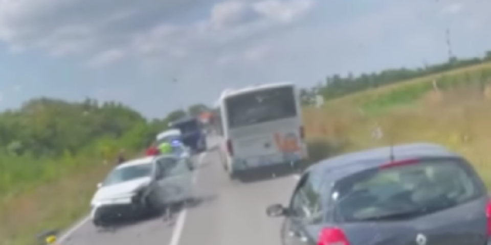 Udes kod Ečke: Automobil uništen (VIDEO)