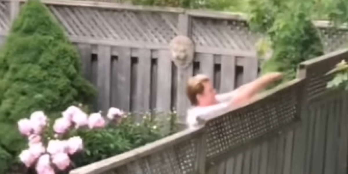 Komšinica iz pakla: Snimak obišao svet, kamera sve snimila - ljudi besni zbog prizora koji se odvija u dvorištu (VIDEO)