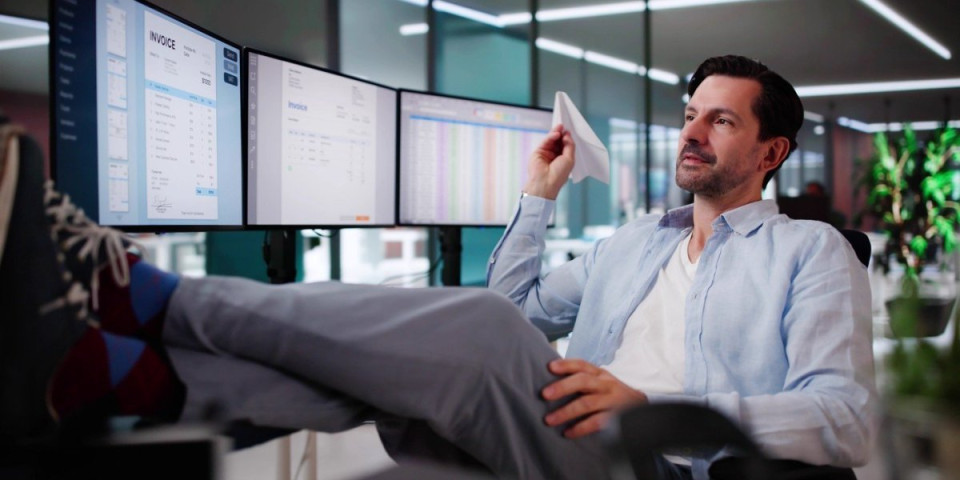 Skandal u Francuskoj: Visoki činovnik godinama ponižavao žene – otkriveni jezivi detalji o njegovim čuvenim šetnjama sa radnicama