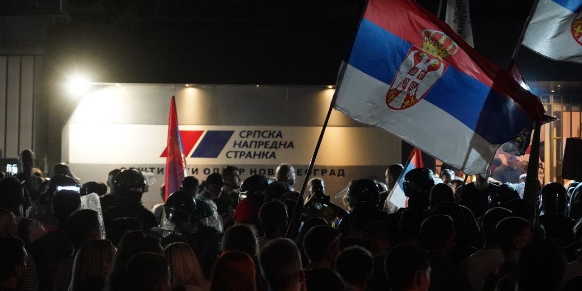 Identifikovani huligani koji su demolirali prostorije SNS: Oglasio se MUP o nasilju blokadera u Zemunu