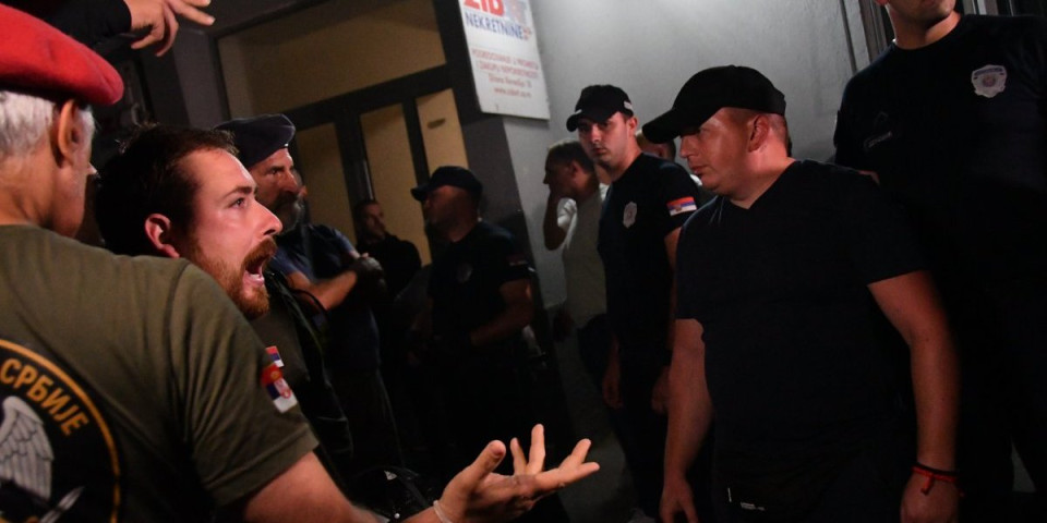 Haos, mržnja i kamenice: Zgubidani skoro godinu dana uništavaju Srbiju - ovo je njihova prava slika (FOTO/VIDEO)