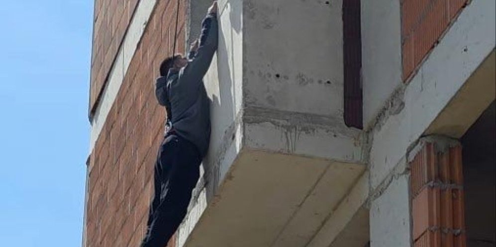 (FOTO) Muškarac visio sa terase zgrade u Beogradu: Ljudi gledali u čudu, ovo je razlog