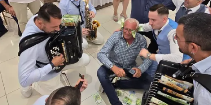 (FOTO) Era Ojdanić leži na podu zatrpan evrima - Održao bukvicu kolegama