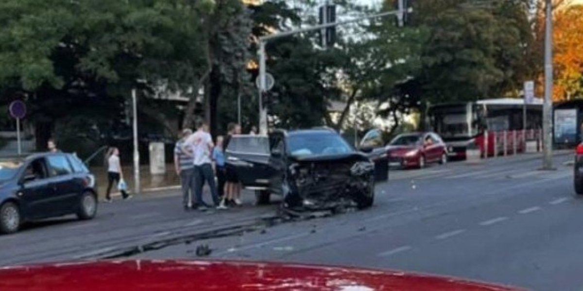 Automobilom sa stranim tablicama prošao na crveno i udario decu - Strašna nesreća u Vojvode Stepe