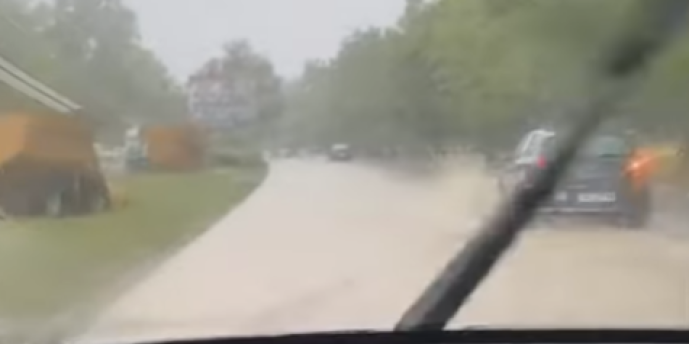 Nevreme napravilo potop u Boru! Ulice pod vodom, automobili se jedva kreću - potpuni kolaps (VIDEO)