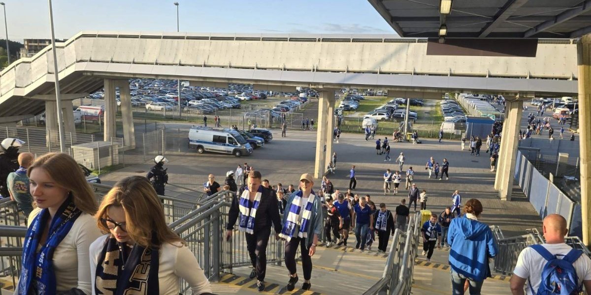 Bez euforije u Poznanju: Navijači stižu na stadion, čekaju se "delije" da zagreju atmosferu (VIDEO)