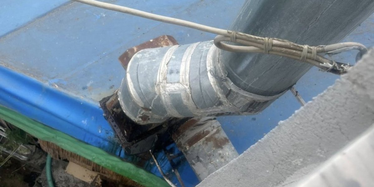 Dimnjak iz kog se oseća jaka hrana iz restorana