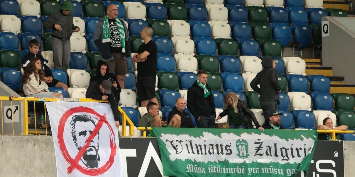 Nesvakidašnja scena u Litvaniji: Navijači zasuli teren koferima (VIDEO)