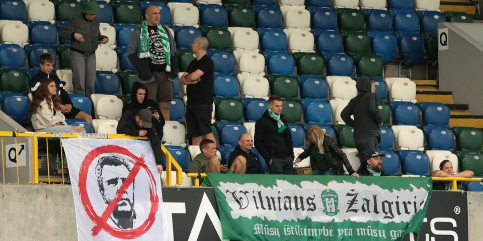 Nesvakidašnja scena u Litvaniji: Navijači zasuli teren koferima (VIDEO)