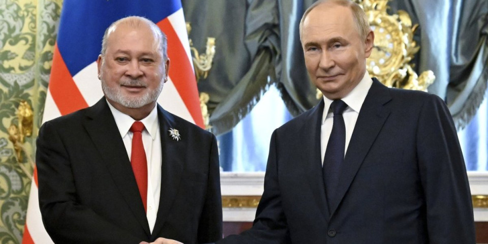 Putin otkrio misteriju tri trona u Kremlju sultanu Malezije – neočekivan odgovor izazvao osmeh (FOTO/VIDEO)