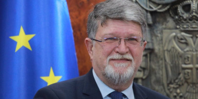 Osvedočeni ustaša Tonino Picula i ostali evroparlamentarci koji su u petak došli u Narodnu skupštinu Srbije, a po svaku cenu hteli da izbegnu izložbu o koncentracionom logoru Jasenovac, na kraju su popustili pred pritiskom naroda i na tri minuta pogledali stradanja srpskog naroda.