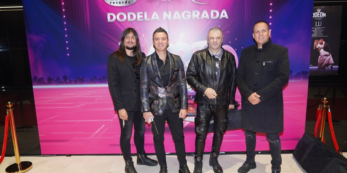 Prevrnuo se kombi Amadeus benda - Jezive scene s mesta nesreće (FOTO)