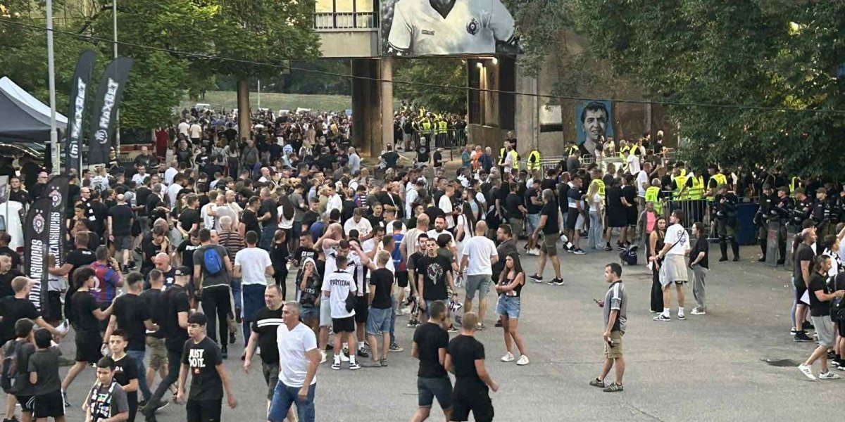 Fudbalska groznica trese Humsku: Gori na tribinama, stigao i miljenik "grobara" (VIDEO)