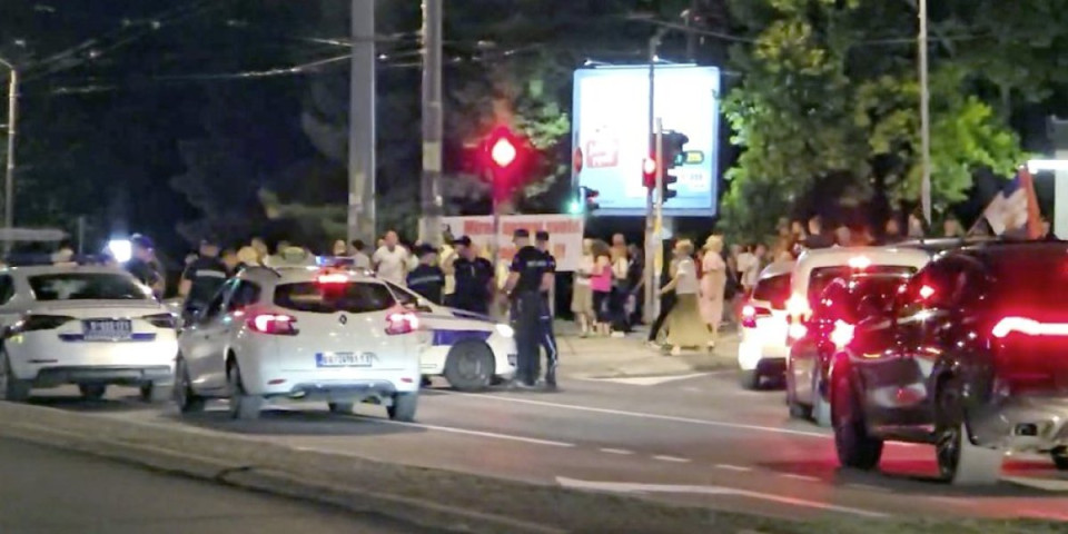 Šaka jada zgubidana teroriše narod u Ustaničkoj: Blokirali autobus pun putnika (VIDEO)