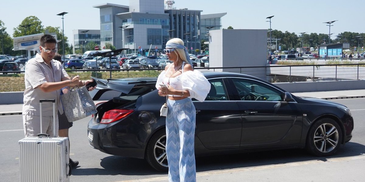 (PAPARACO) Od ovog muškarca se ne odvaja: Jelena Karleuša uhvaćena sa njim na aerodromu