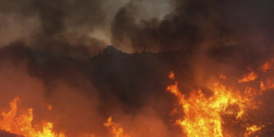 Kalifornija gori kao nikada do sad – ogroman požar zatvorio autoput, stotine domova ugroženo, vatrogasci na terenu! (FOTO/VIDEO)