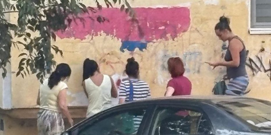 GOSI saznaje: Blokaderska bagra skida trobojke u Novom Sadu