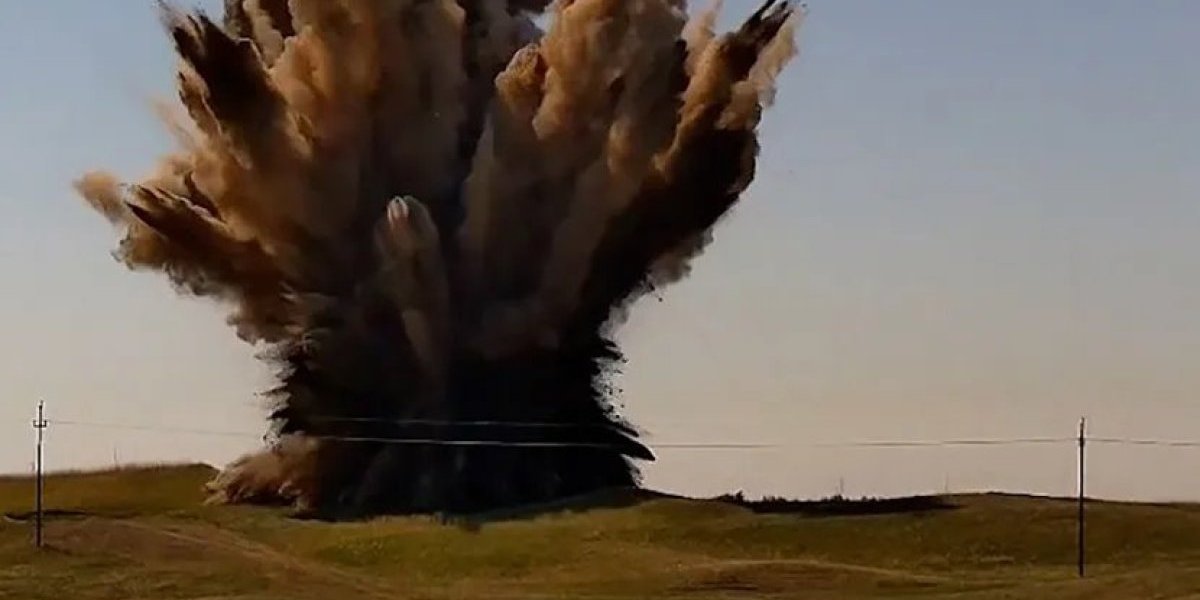 Eksplozija u Deliblatskoj peščari: Zemlja letela na destine metara (VIDEO)