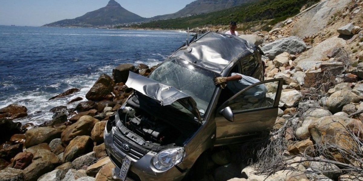 Momak i devojka poginuli dok su vodili ljubav u kolima! Gola tela pronađena u provaliji, jedna stvar ih je skupo koštala! (FOTO)