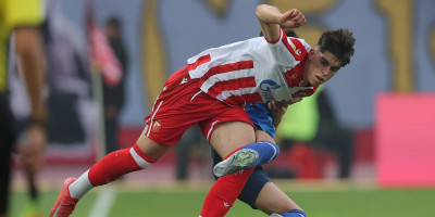 Strahinja Stojković (18) je mlad igrač sa velikim potencijalom i impresivnim fizikalijama, ocenio je glavni trener Sent Etjena Ejrik Horneland.