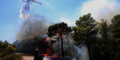 Srbin iz Atine upozorio je turiste na opasnosti koje trenutno vrebaju u Grčkoj zbog požara, vetra i nemirnog mora.