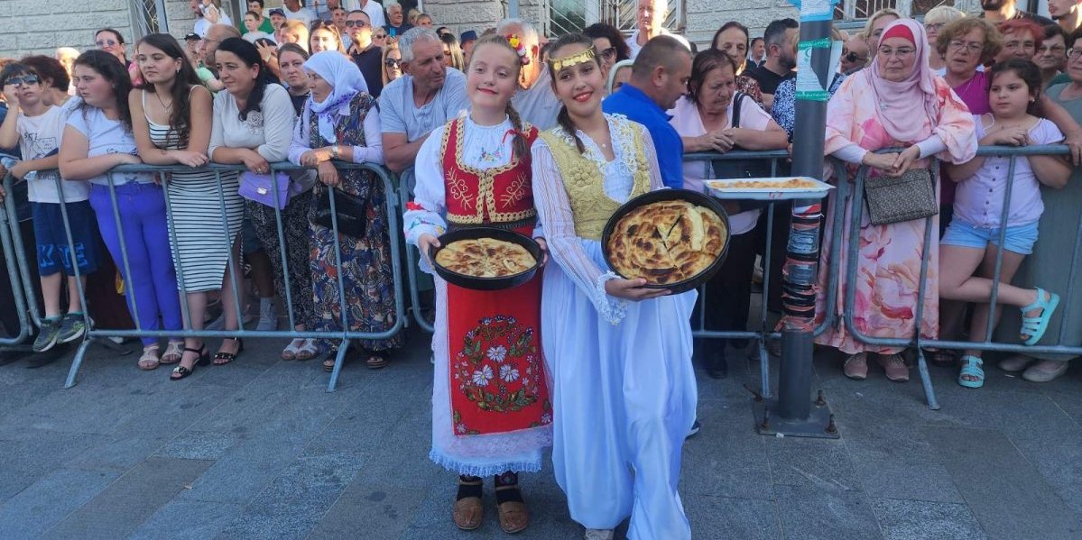 Sa bake na majku, sa majke na ćerku! U "Danima sjeničke pite", kulinarsko umeće i tradicija spajaju se u uslov za udaju (FOTO)