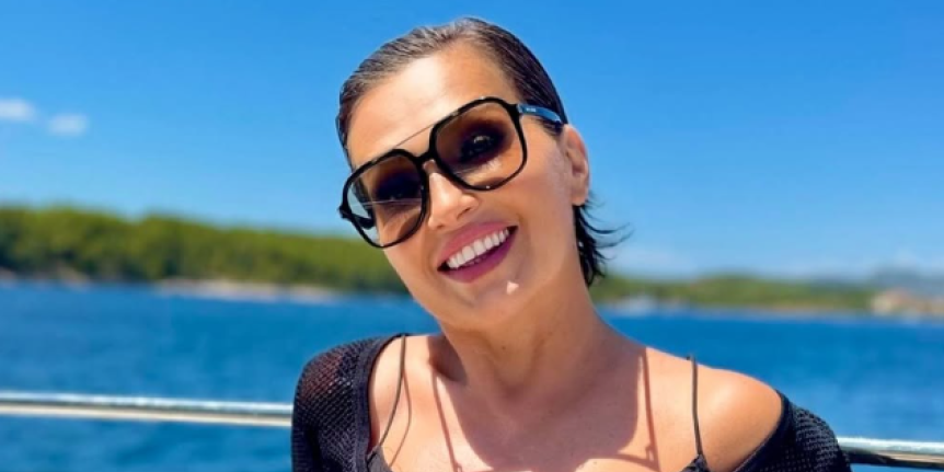 Pevačica se razgolitila na luksuznoj jahti - Dvojica je čuvaju (FOTO)