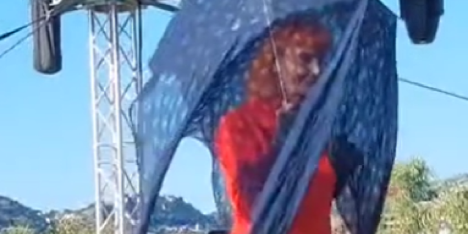 Tezgari u 75. godini - Pevačica nastupila sa sve kišobranom i maramom (FOTO)