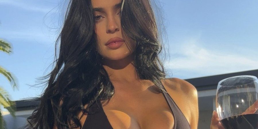 Kajli vrelija od Sahare: Grudi cepaju bikini, trbušnjaci prže - fotka skupila 3 miliona lajkova