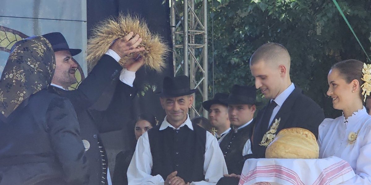 Zamenik gradonačelnika Subotice Srđan Samardžić prima hleb od novog žita 