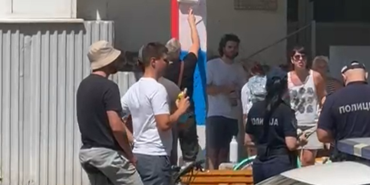 Nemaju ni trunku srama: Blokaderi ponovo vandalizuju trobojke u Novom Sadu (VIDEO)