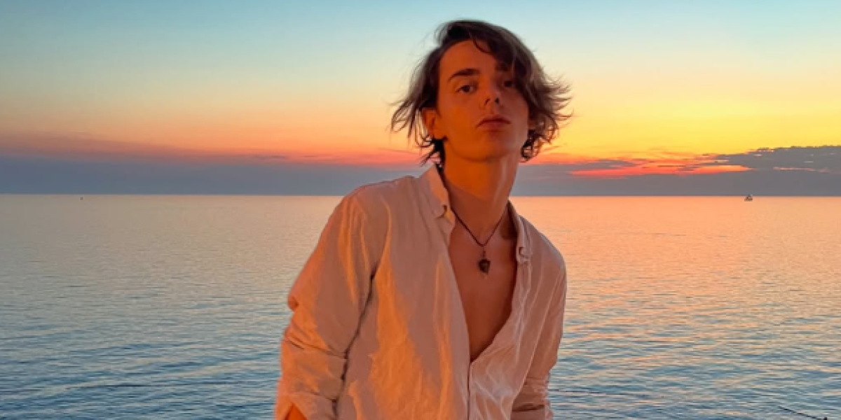 Pevač već dve godine u vezi sa muškarcem: "Živimo zajedno"