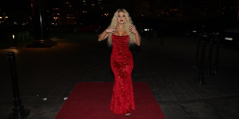 Još joj samo bič fali: Pevačica se obukla kao kaubojka, na njoj sve preusko i prekratko (FOTO)