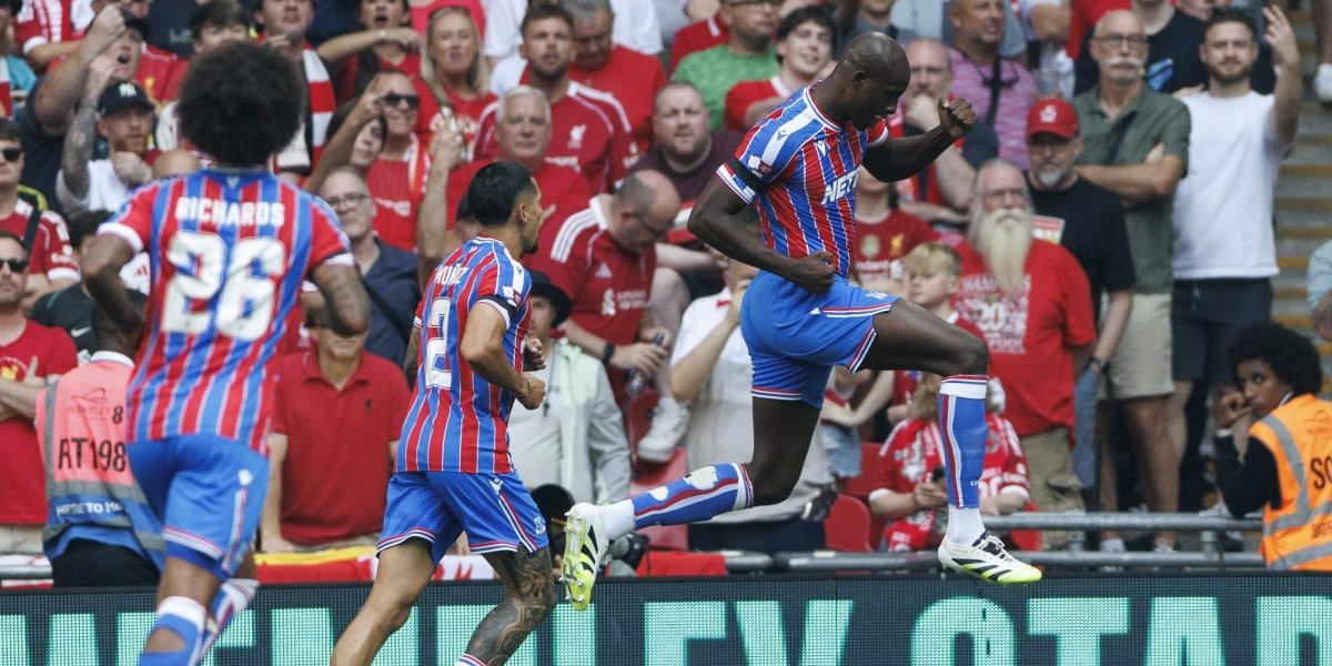 Na tribinama fešta, na terenu vatromet - Palas srušio skupoceni Liverpul i poslao jasnu poruku "UEFA Mafia" (FOTO)