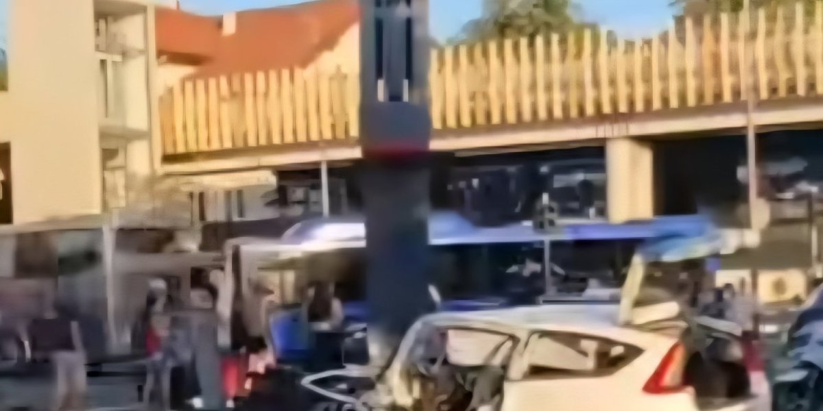 Udario u automobil, semafor pa u bilbord 