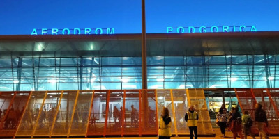 Na Aerodromu Podgorica uhapšena su dva strana državljanina nakon što su, u alkoholisanom stanju, napali pripadnike granične policije. Incident se dogodio tokom redovne kontrole putnika.