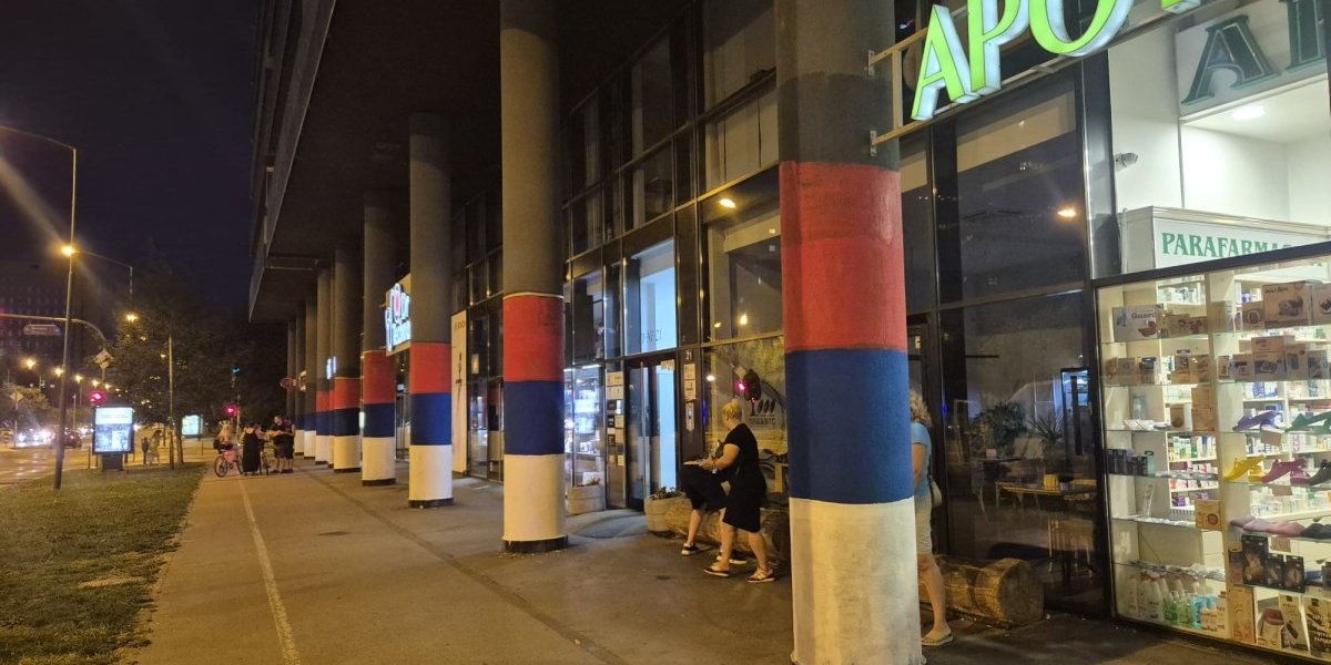 Sijaj srpska Atino! Blokaderi nisu uspeli, trobojke ulepšale Novi Sad