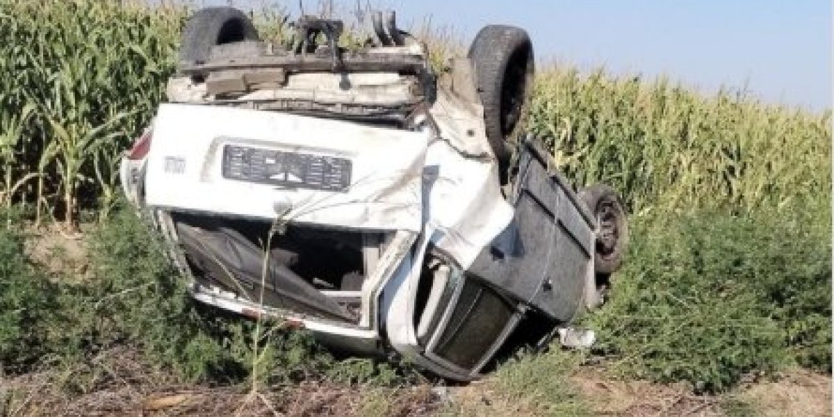 Automobil na krovu, smrskano vozilo: Teška saobraćajka kod Bačke Palanke (FOTO)