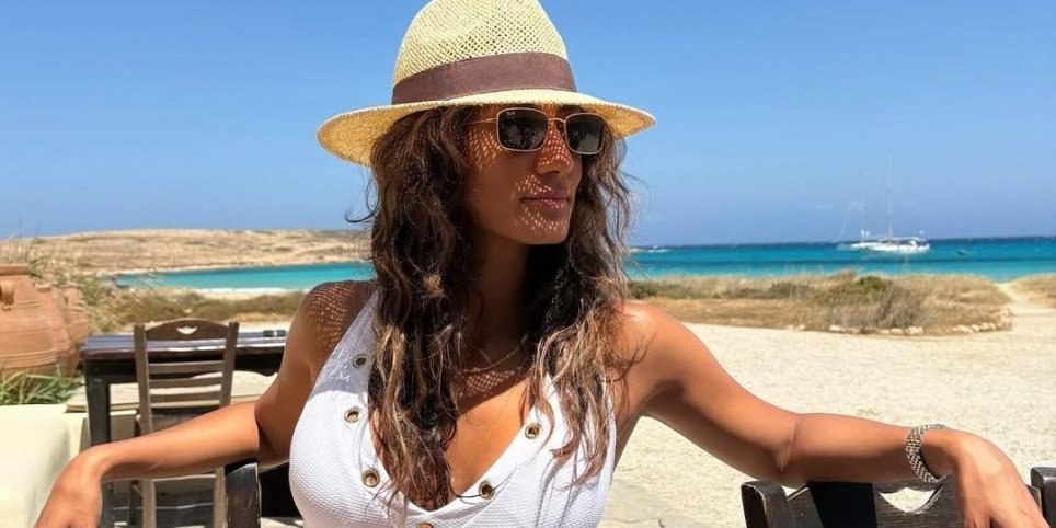 Dekolte do pupka i bujne grudi  - Fatalna novinarka svima pomutila razum (FOTO)