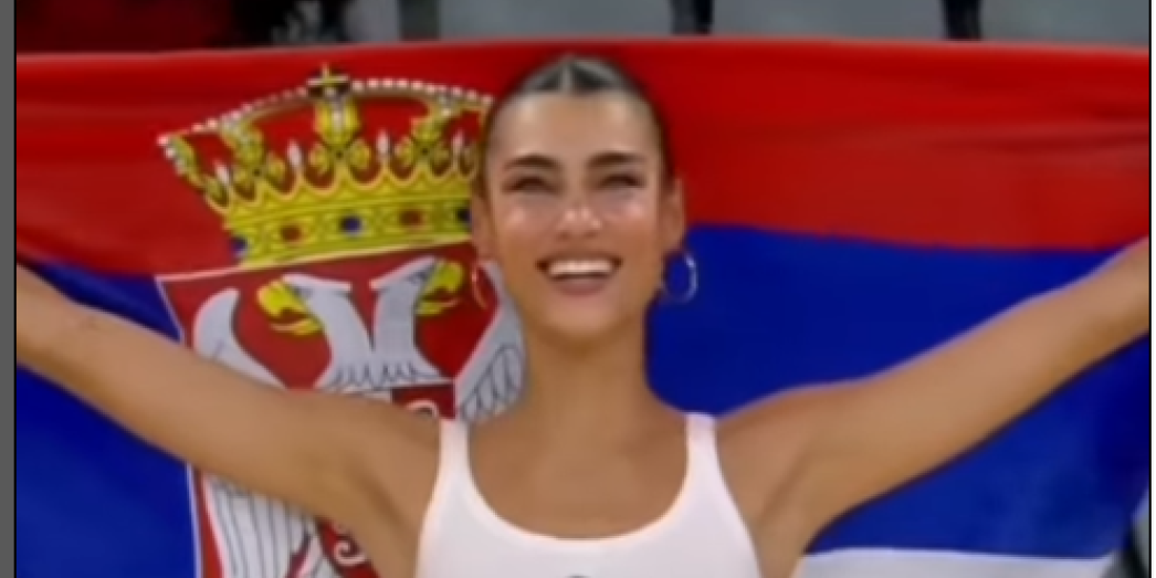 Lepa Srpkinja zaludela Evropu - Otkriveno ko je misteriozna brineta sa zastavom Srbije (VIDEO/FOTO)