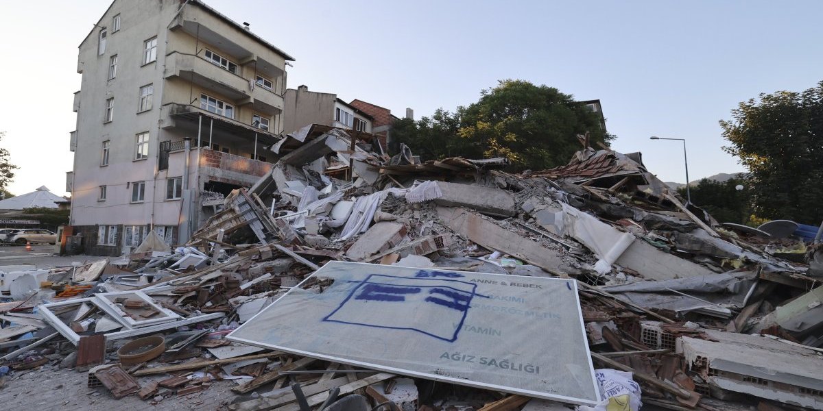 Tlo u Turskoj ne miruje, stižu strašni prizori: Put potonuo u ambis! (FOTO/VIDEO)