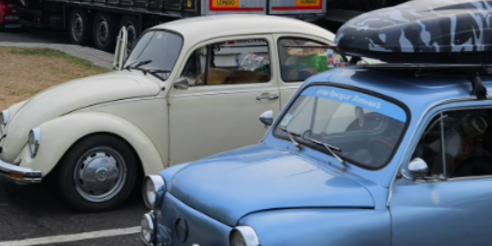 Svi bruje o ovom svešteniku: Krenuo sa fićom na put, a onda uradio ovo...