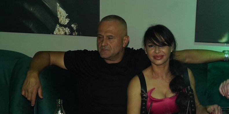 Bivši muž Tine Ivanović preboleo pevačicu - Zvezdan Anđić na plaži u društvu crnke zanosnih oblina (FOTO)