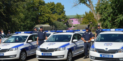 Muškarac M. J. (50) iz Bratmilovca kod Leskovca , uhapšen je zbog sumnje da je u svom dvorištu pretio sudiji.