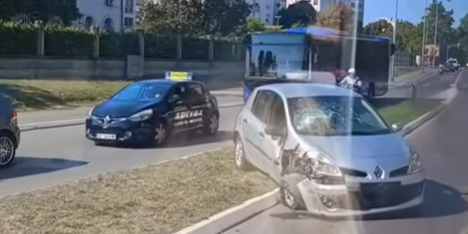Teška saobraćajka u Beogradu: Automobil potpuno razvaljen (VIDEO)