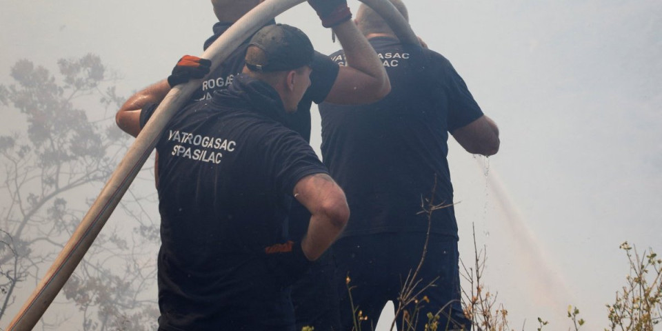 Komandir završio u Hitnoj: Vatrogasci na izmaku snage, ali ne odustaju od borbe - Alarmantno u Crnoj Gori (FOTO)