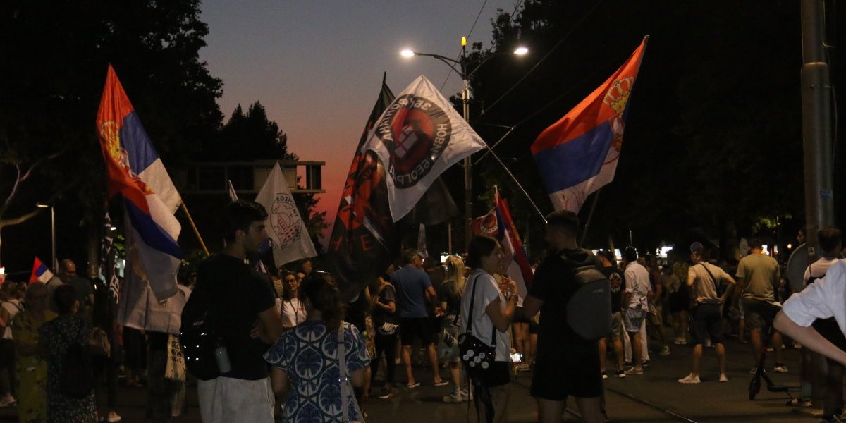 Divljaci nastavljaju da terorišu Beograđane: Blokaderi pokušavaju da izazovu incidente ispred prostorija SNS na Zvezdari (FOTO, VIDEO)