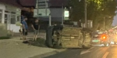 Saobraćajna nezgoda dogodila se večeras  u Grosnici u kragujevcu, kada se jedno vozilo prevrnulo.