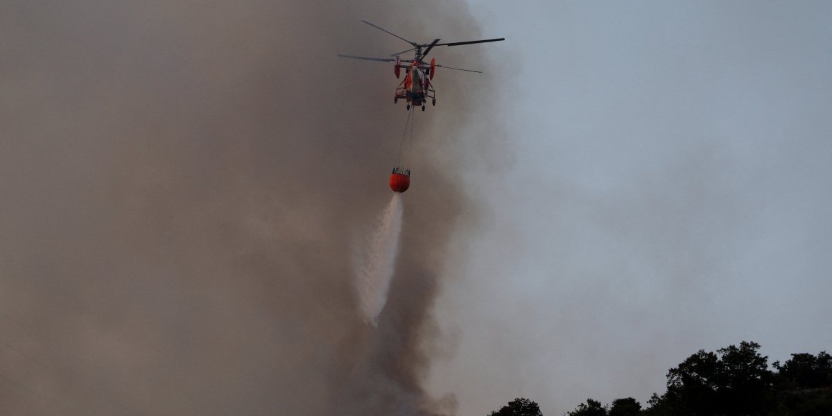 Srpski "Kamov" izbacio 248 tona vode: Pogledajte kako izgleda gašenje požara u Crnoj Gori (VIDEO)