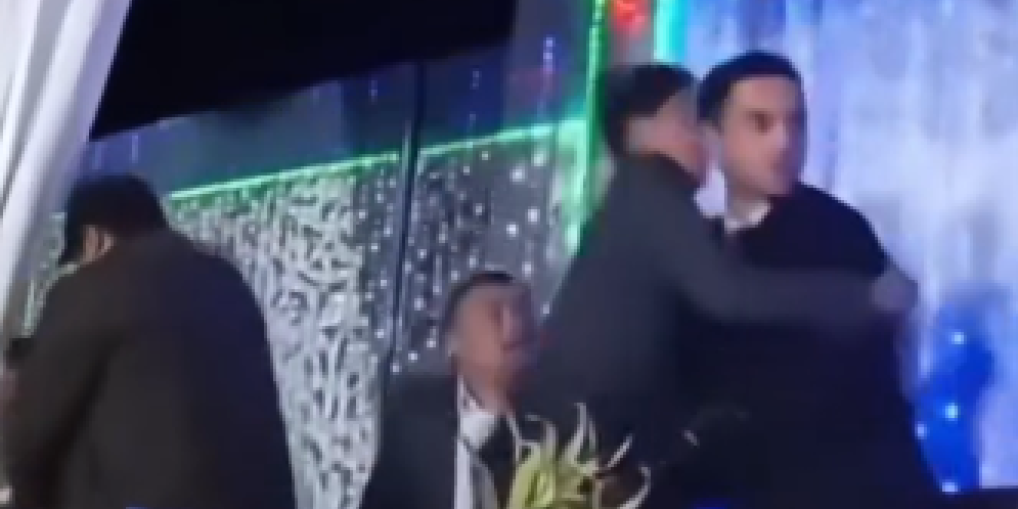 Snimak mladoženje koji nasrće da udari mladu razbesneo svet - nastala opšta drama, jedva ga obuzdali (VIDEO)